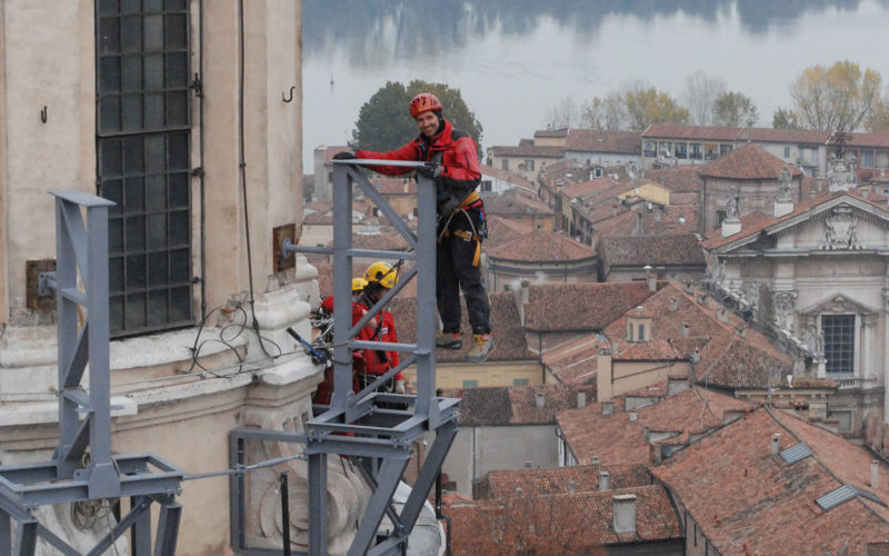 Sistemazione della lanterna della cupola della Basilica di Sant'Andrea con le Guide Alpine del Trentino